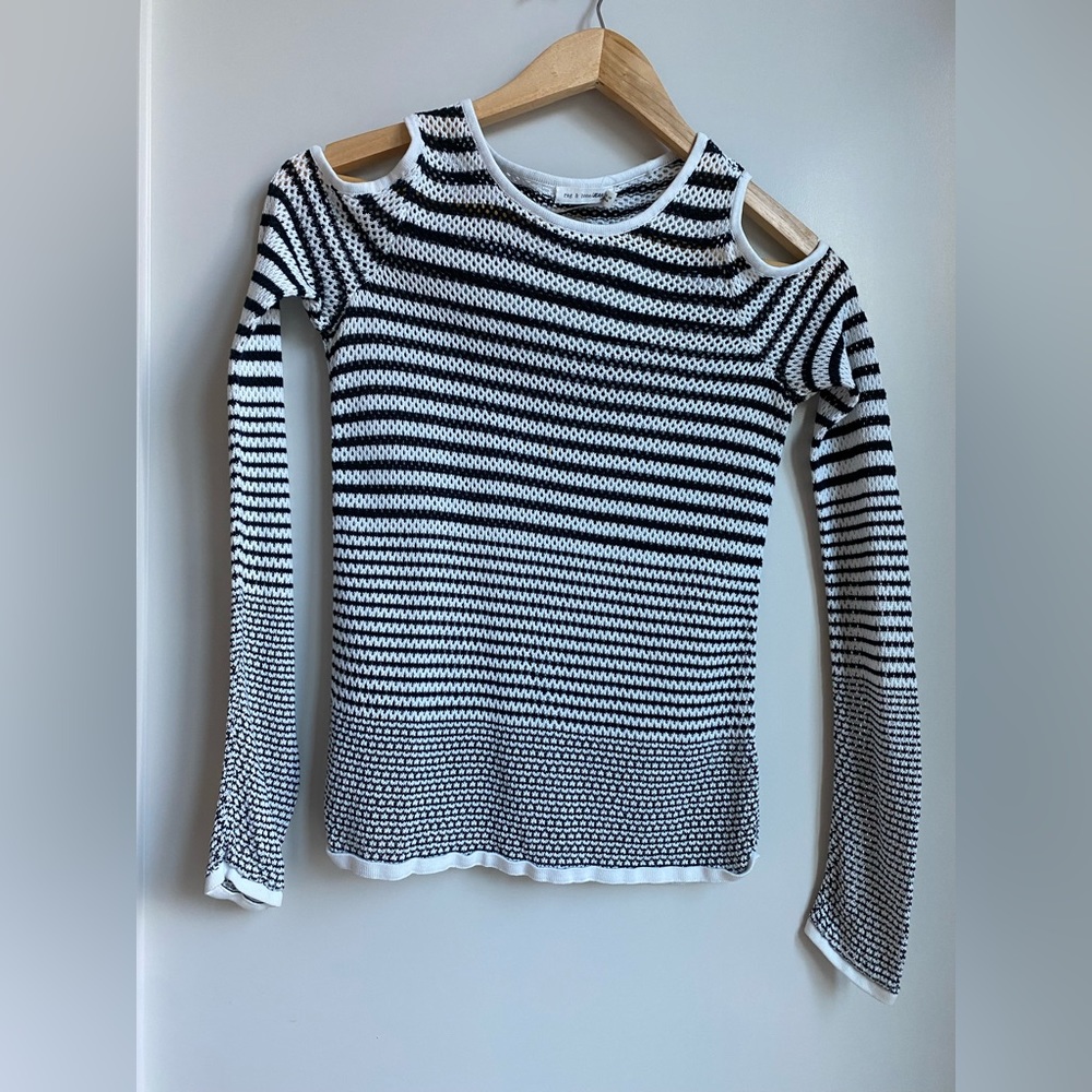 EUC - Rag & Bone cold shoulder, size xtra small